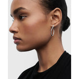 Pd Paola Orecchini Air argento indossati su modella, profilo elegante con design contemporaneo AR02-F50-U