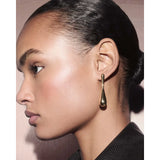 Pd Paola Orecchini Glacier indossati vista profilo, pendente a goccia dorato elegante su modella AR01-E19-U