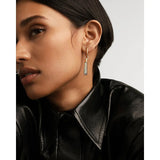 Pd Paola Orecchino Jupiter Labradorite indossato su modella, design contemporaneo oro e labradorite PG01-091-U