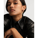 Pd Paola Orecchino Jupiter Labradorite vista laterale indossato, pendente labradorite su cerchio dorato PG01-091-U