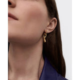 Pd Paola Orecchini Twist argento dorato design nodo scultura fluida indossati su giacca blu AR01-D27-U