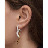 Pd Paola Orecchini Twist dettaglio indossato, pavé di zirconi bianchi e nodo in argento dorato AR01-D32-U