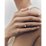 Pdpaola Anello Caramelle indossato su mano, ottone rodiato con zircone brillante e design aperto contemporaneo ANB2-D69-08