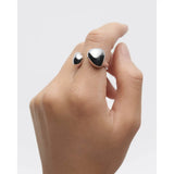 Pdpaola Anello Gravity Silver dettaglio indossato su dito, doppia sfera in argento sterling lucido AN02-D38-08