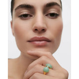 Pdpaola Anello Green Aventurine Gravity indossato su mano, doppia pietra avventurina verde cabochon su fascia dorata AN01-D39-08