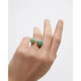 Pdpaola Anello Dolphin Capsule Green Aventurine Gravity indossato, dettaglio pietre avventurina verde cabochon AN01-D39-08