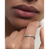 Pdpaola Anello Air Silver indossato su mano, dettaglio zirconi su fascia ondulata in argento rodiato AN02-E59-08