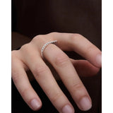 Pdpaola Anello Gloss Silver indossato su mano, dettaglio fila di zirconi cubici su fascia argento rodiato AN02-E90-08