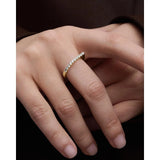 Pdpaola Anello Gloss indossato su mano, fila di zirconi cubici su fascia dorata placcata oro 18kt AN01-E90-08
