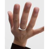 Pdpaola Anello Oda Silver indossato su mano, vista frontale del profilo piatto in argento rodiato lucido AN02-E91-08