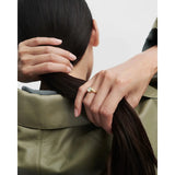 Pdpaola Anello Prehnite Bay indossato su mano donna, pietra prehnite verde chiaro su fascia dorata elegante AN01-D93-08