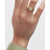 Pdpaola Anello Prehnite Bay vista indossata dorso mano, dettaglio prehnite cabochon e montatura oro 18kt AN01-D93-08