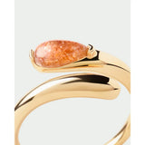 Pdpaola Anello Sunstone Kalia dettaglio macro pietra del sole cabochon a goccia con montatura a griffe in oro AN01-D98-08