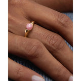Pdpaola Anello Spring Rhodochrosite Orion indossato, dettaglio pietra rodonite rosa su fascia dorata AN01-F01-08