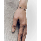 Pdpaola Bracciale Becca indossato al polso, dettaglio catena e charm a goccia in finitura rodio PUB2-933-U