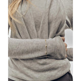 Pdpaola Bracciale Becca indossato su polso, catena oro con elementi a goccia e zirconi cubici, vista lifestyle PUB1-933-U