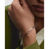 Pdpaola Bracciale Air Silver Bangle vista indossata ravvicinata, finitura argento rodiato con zirconi distribuiti PU02-999-S