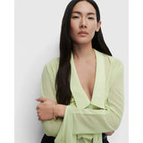 Pdpaola Bracciale Caramelle indossato su polso, maglie dorate con zirconi bianchi, vista lifestyle elegante PU01-932-S