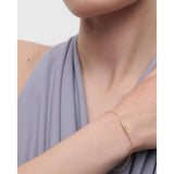 Pdpaola Bracciale Multicolor Estela indossato su polso, catena oro con zirconi colorati centrali, vista lifestyle PU01-A42-U