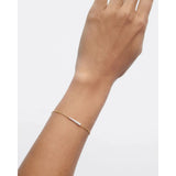 Pdpaola Bracciale Essentials 2026 Olga indossato su polso, design minimalista catena oro e barretta zirconi bianchi PU01-847-U