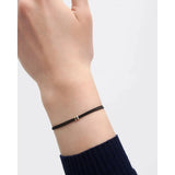 Pdpaola Bracciale Fine Jewelry Amy Diamond Cord indossato, vista laterale cordino nero con dettaglio oro e diamanti PU05-888-U