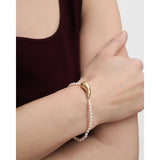 Pdpaola Bracciale La Perla Essential vista indossata dettaglio charm dorato e perle naturali bianche PU01-960-S