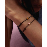Pdpaola Bracciale Minerals Occhio di Tigre Orion Cord indossato al polso, dettaglio pietra occhio di tigre e cordino PU01-A55-U