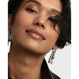 Pdpaola Icons Drop Silver ciondoli a goccia indossati come orecchini pendenti, vista ravvicinata su modella CO02-789-U