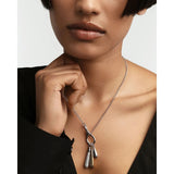 Pdpaola Icons Drop Silver ciondoli a goccia indossati come collana su modella, combinazione argento e oro CO02-789-U
