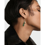 Pdpaola Icons Green Aventurine Large Drop ciondolo indossato come orecchino, goccia avventurina verde e oro CO01-786-U