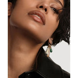 Pdpaola Icons Labradorite Large Drop dettaglio orecchino indossato con charm in labradorite e pietra verde CO01-788-U
