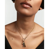 Pdpaola Icons Labradorite Large Drop indossato come collana con charm pendenti in oro e labradorite CO01-788-U