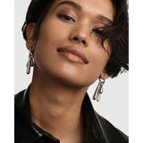 Pdpaola Icons Pavé Drop Silver charm indossato su orecchini pendenti in argento rodiato, vista modella CO02-790-U