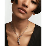 Pdpaola Ciondolo Icons Pavé Drop Silver indossato su collana con chiusura a nodo in argento rodiato CO02-790-U