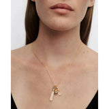 Pdpaola Icons Rock Crystal Drop ciondoli su collana dorata indossata, quarzo rosa e charm oro PE01-087-U