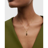Pdpaola Icons Occhio di Tigre Drop ciondolo indossato su catena dorata, pendente quarzo occhio di tigre a goccia PE01-143-U