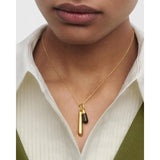 Pdpaola Icons Occhio di Tigre Drop ciondolo indossato abbinato a charm dorato su catena, vista styling PE01-143-U