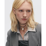 Pdpaola Ciondolo La Perla indossato come choker su cordino nero, perla barocca e montatura oro PE01-113-U