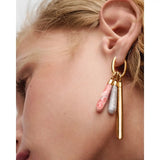 Pdpaola Spring Rhodochrosite Large Drop ciondolo indossato come orecchino, dettaglio pietra rosa e oro PE01-139-U