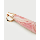 Pdpaola Spring Rhodochrosite Large Drop dettaglio venature naturali rodocrosite rosa e logo inciso oro PE01-139-U