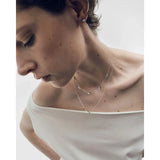 Pdpaola Collana Becca vista laterale indossata, layering con doppia catena e charm a goccia in metallo rodiato COB2-A21-U
