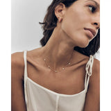 Pdpaola Collana Becca vista indossata con orecchino coordinato, catena oro con zirconi cubici stile minimal COB1-A21-U