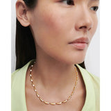 Pdpaola Collana Caramelle indossata, maglie dorate lucide con zirconi bianchi su scollo a V CO01-A15-U