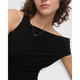 Pdpaola Collana Essentials 2026 Delta vista indossata, pendente minimalista dorato su outfit elegante nero CO01-873-U