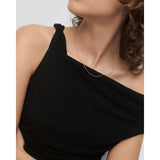 Pdpaola Collana Essential Chain indossata su décolleté, catena sottile dorata placcata oro 18kt CO01-910-U