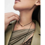 Pdpaola Collana Orbit Cord indossata come choker con elemento dorato curvo su cordino nero, vista laterale CO01-A18-U