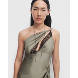 Pdpaola Collana Orbit Cord indossata lunga con pendente dorato e cordino nero su abito elegante CO01-A18-U