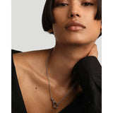 Pdpaola Collana Icons Stacker Clasp Silver Chain indossata vista laterale, pendente nodo argento rodiato CO02-770-U