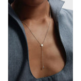 Pdpaola Collana Pearl Stella Silver indossata, perla centrale e catena con pendente a goccia in argento rodiato CO02-C30-U