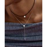 Pdpaola Collana Pearl Stella Silver indossata in layering, perla e pendente a goccia in argento rodiato CO02-C30-U